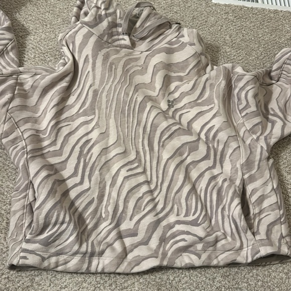 Sweaty Betty Cropped Hoodie in Ivory Tiger Print Medium - Picture 9 of 9